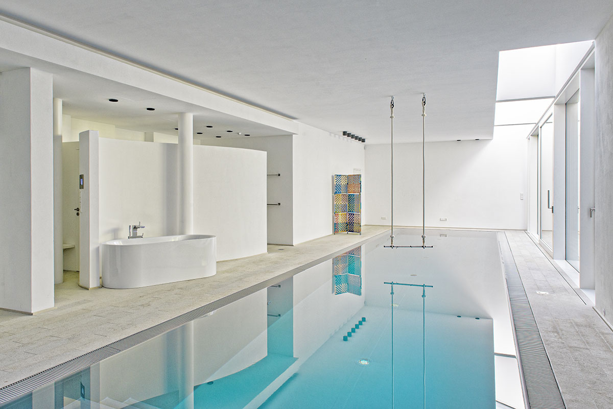 Raumgestaltung mit Kalkfarbe an den Wandflächen im Schwimmbads.